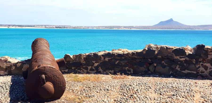Boa Vista: Motoryacht Trip with Fishing, Snorkel, Beach BBQ - Cruising through the Bay of Chaves