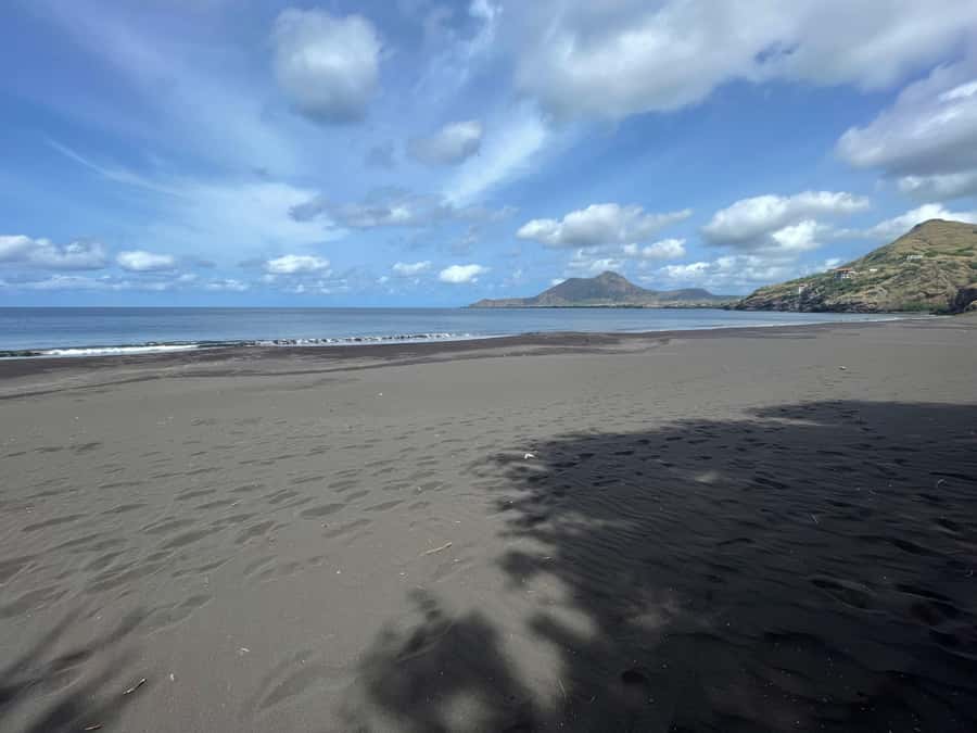 Discover the Black Sand Beach+the Natural Pool - Key points to know before you go
