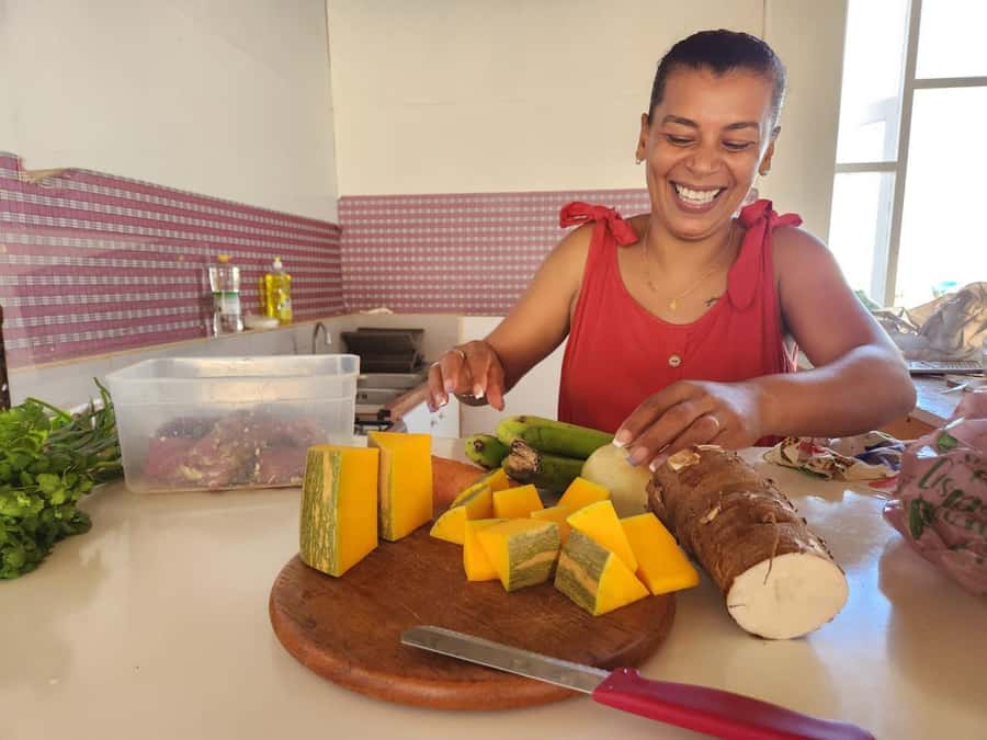 Mindelo: creol cooking with Catia - Eating the meal with your hosts
