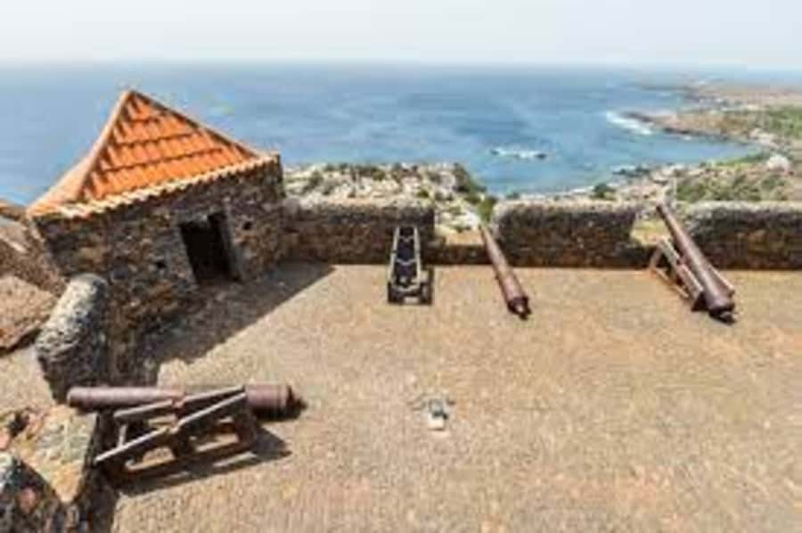 Praia & Cidade Velha: Guided City Tour - Who should book this experience?