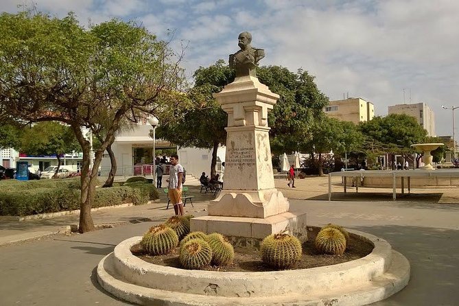 Praia city to the airport. - What the 10 to 20 minute ride is really like