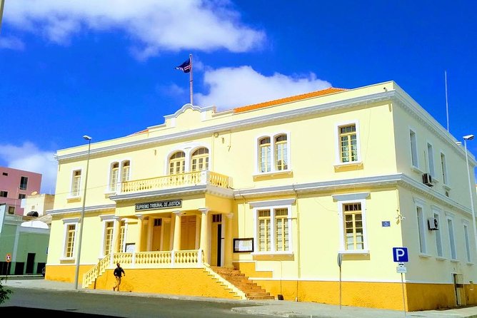 Praia: Guided Historic Walking Tour & Lunch with Locals - Walking through Plateau’s colonial center