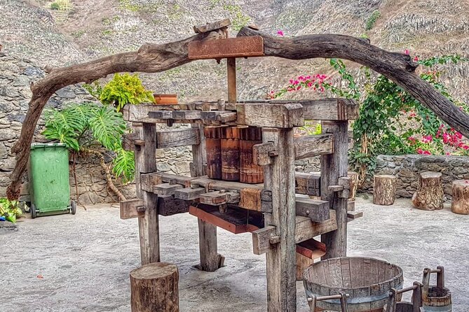 Santo Antão: Day Trip by Car or Trek - Delgadinho Ridge and the road between valleys