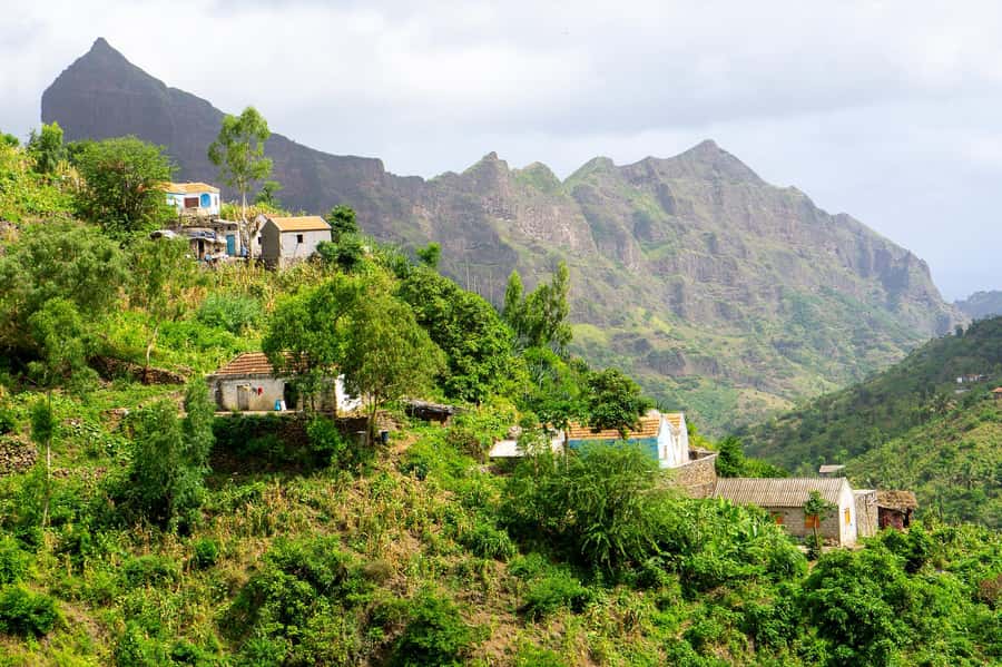 Serra Malagueta: Principal Valley Hike & Lunch with Locals - The 4.5-kilometer descent into Principal Valley